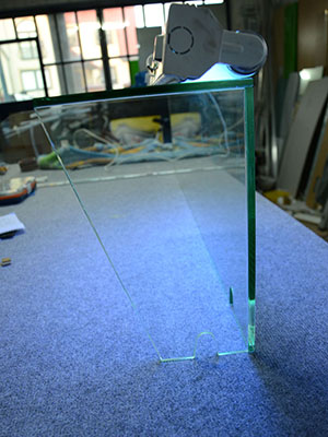 Klejenie UV gabloty ze szkła hartowanego 8mm.