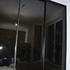 Szkło Dark Grey czyli ciemny grafit jest częściowo przezroczyste. W nieoświetlonym pomieszczeniu działa trochę jak lustro weneckie.